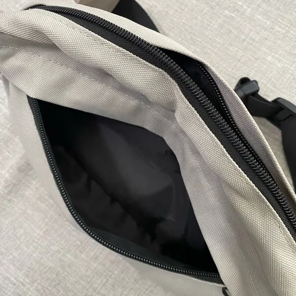 Mitchell and Ness Fanny pack. Beige. - Picture 6 of 7